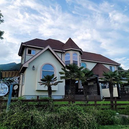 American Village Pension Manoa Намхе Екстериор снимка